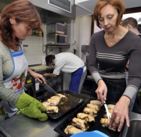 Účastnice kurzu vaření při přípravě italských specialit.