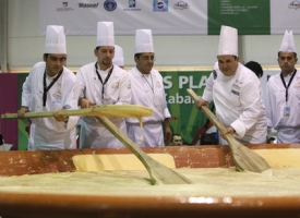 Libanonští kuchaři připravili rekordní porci hummusu.