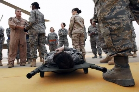 Vojáci letectva USA nacvičují ošetření a transport raněných.