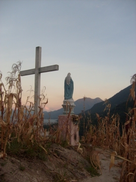 Kříž nad jezerem.