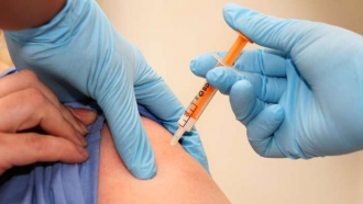 Každý čtvrtý zdravotník ve Švédsku odmítá očkování.