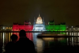 Budova maďarského parlamentu v Budapešti osvětlená národními barvami.