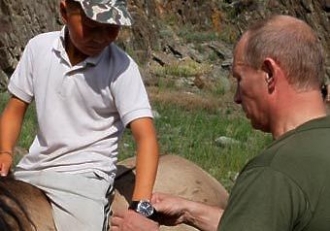 Putin obdaroval svými drahými hodinkami syna pastevce.