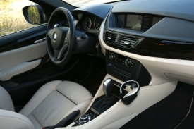 Poctivě sestavený interiér z kvalitních materiálů míchá prvky řad 1 a 3. Každý řidič si v něm najde optimální pozici, stejně jako v jiných BMW.