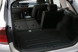 Kufr svým objemem asi neohromí, ale praktickým rozdělením sedaček na tři díly se může pochlubit jen málo SUV této velikosti.