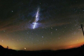 Meteorit na noční obloze (ilustrace).