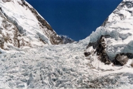 Ledopád na ledovci Khumbu.