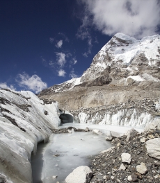 Ledovcové jezero na ledovci Khumbu.
