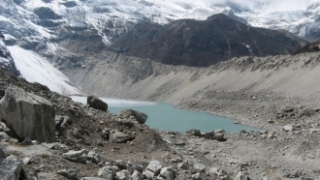 Ledovcové jezero Dig Tsho roku 1985 vyvolalo 13 metrů vysokou tsunami.
