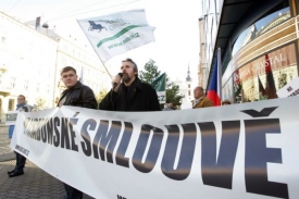 Aktivisté iniciativy D.O.S.T. v Brně protestují proti Lisabonu.