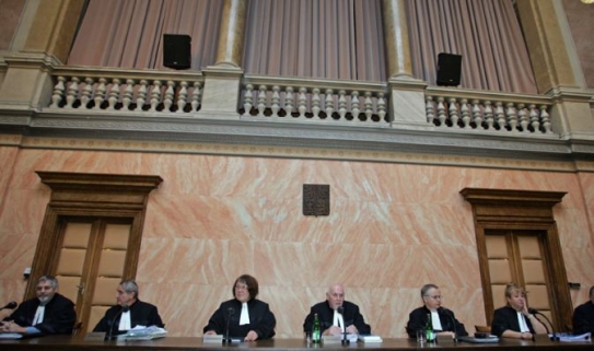 Soudci Ústavního soudu v Brně zahajují jednání.
