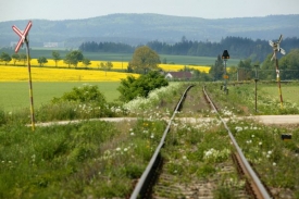 Ke znásilnění došlo poblíž železniční trati. (ilustrační foto)