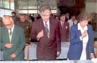 Plavšičová s Karadžičem při zahájení jednání parlamentu na Jahorině.