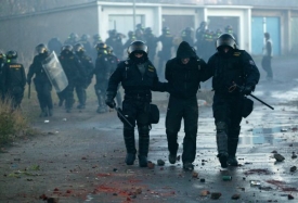 Neonacisté bojující s policií v litvínovském Janově.