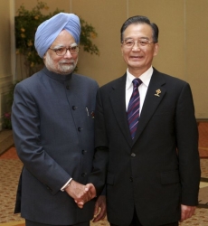 Premiéři Wen Ťia-pao a Manmóhan Singh na summitu v Bangkoku.