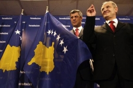 Kosovský premiér a prezident (zleva).