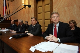 Füle (vpravo) byl u Ústavního soudu nejpřipravenějším řečníkem.
