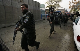 Taliban udeřil na ubytovnu OSN v Kábulu. V centru města se bojovalo.