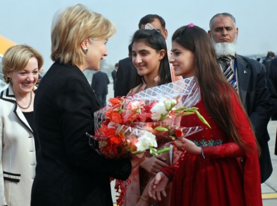 Clintonová přijela na návštěvu Pákistánu.