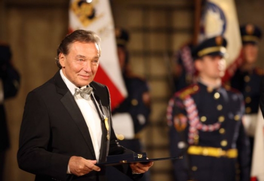 Karel Gott poctěn, tentokrát převzal od prezidenta medaili Za zásluhy.