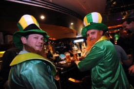 Počet návštěvníků irských pubů klesl o desítky procent.