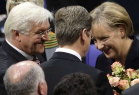 Merkelová přijímá gratulace v parlamentu.
