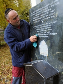 Památník připomíná oběti holokaustu z 2. světové války.