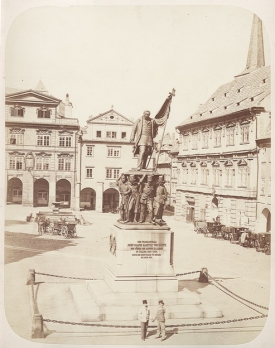 Radnice bez věží a pomník Radeckého v roce 1858.