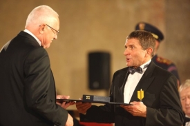 Žokej Josef Váňa přebírá od prezidenta Klause medaili Za zásluhy.