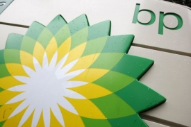 BP klesl zisk na polovinu, přeslo vydělala pět miliard dolarů.