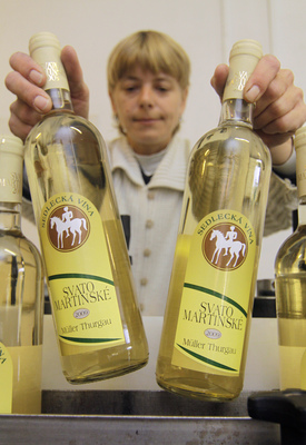 Mladé tuzemské víno se podle tradice otevírá 11. listopadu v 11 hodin.