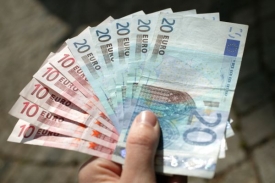 Podvodníci dali seniorům za koruny falešná eura.