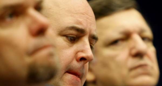 Ustarané obličeje politiků na summitu. Zprava Barroso a Reinfeldt.