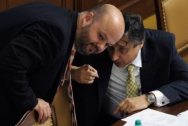 Martin Pecina se pokus&iacute; pos&iacute;lit pravomoce policie směrem k žalobcům.