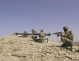 Proti opevněným talibanským bunkrům nasazuje armáda těžké zbraně.