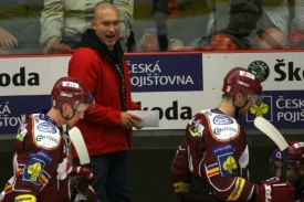 Nový trenér hokejistů Sparty David Volek během zápasu v K. Varech.