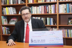 Jaroslav Olša, český velvyslanec v J. Koreji, v knihovně infocentra.