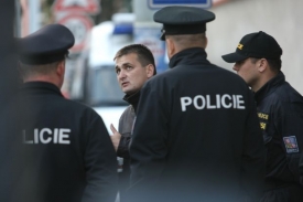 Přes polovinu Čechů si nemyslí, že policisté chrání a pomáhají.