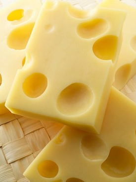 K dostání jsou i napodobeniny tvrdých sýrů.
