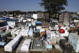 Na den Památky zesnulých přišli lidé na hřbitovy uctít oběti bouří.