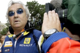 Flavio Briatore, hlava skandálu kolem úmylsné nehody Piqueta juniora.