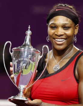 Serena Williamsová s vítěznou trofejí.