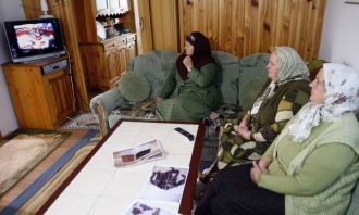 Přeživší ženy ze Srebrenice sledují s nevolí a smutkem soud v Haagu.