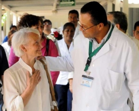 Honeckerová s šéfem německé nemocnice (Nikaragua) roku 2008.