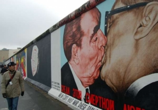 Honecker líbá Brežněva. Obrázek na berlínské zdi.