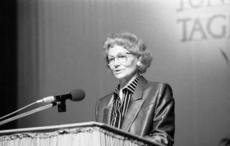 Honeckerová jako ministryně školství roku 1988.