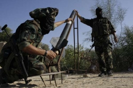 Brigády al-Kúds v Gaze trénují odpalování raket na Izrael.