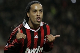 Ronaldinho oslavuje vyrovnávací gól.