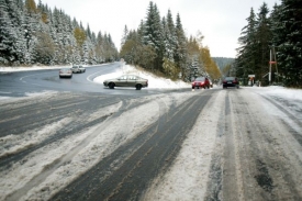 Silničáři varují před zbytky sněhu na cestách. Ilustrační foto.