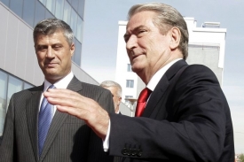 Albánský premiér Berisha (vpravo) útok na novináře ostře odsoudil.